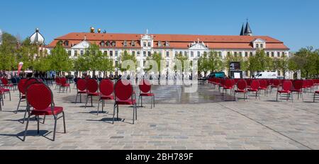 Deutschland, Magdeburg, 24. April 2020: In Magdeburg haben die Restaurantbesitzer 1000 Stühle auf dem Domplatz aufgestellt. Sie protestieren gegen die Abschaltung. Die Krise in Corona droht den Tod von Kneipen und Restaurants in Deutschland. Kredit: Mattis Kaminer/Alamy Live News Stockfoto