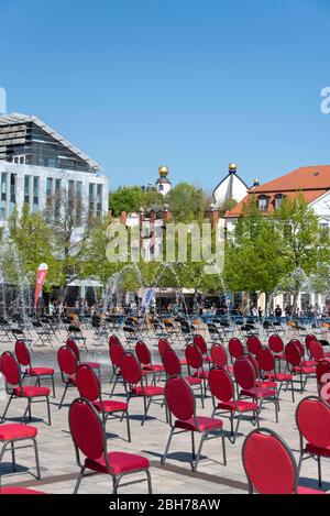 Deutschland, Magdeburg, 24. April 2020: In Magdeburg haben die Restaurantbesitzer 1000 Stühle auf dem Domplatz aufgestellt. Sie protestieren gegen die Abschaltung. Die Krise in Corona droht den Tod von Kneipen und Restaurants in Deutschland. Kredit: Mattis Kaminer/Alamy Live News Stockfoto