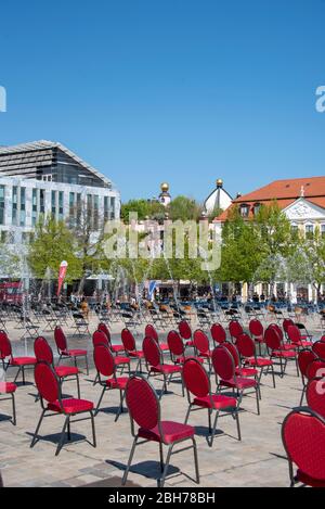 Deutschland, Magdeburg, 24. April 2020: In Magdeburg haben die Restaurantbesitzer 1000 Stühle auf dem Domplatz aufgestellt. Sie protestieren gegen die Abschaltung. Die Krise in Corona droht den Tod von Kneipen und Restaurants in Deutschland. Kredit: Mattis Kaminer/Alamy Live News Stockfoto