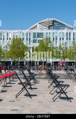 Deutschland, Magdeburg, 24. April 2020: In Magdeburg haben die Restaurantbesitzer 1000 Stühle auf dem Domplatz aufgestellt. Sie protestieren gegen die Abschaltung. Die Krise in Corona droht den Tod von Kneipen und Restaurants in Deutschland. Kredit: Mattis Kaminer/Alamy Live News Stockfoto