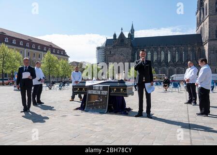 Deutschland, Magdeburg, 24. April 2020: In Magdeburg haben die Restaurantbesitzer 1000 Stühle auf dem Domplatz aufgestellt. Sie protestieren gegen die Abschaltung. Die Krise in Corona droht den Tod von Kneipen und Restaurants in Deutschland. Kredit: Mattis Kaminer/Alamy Live News Stockfoto