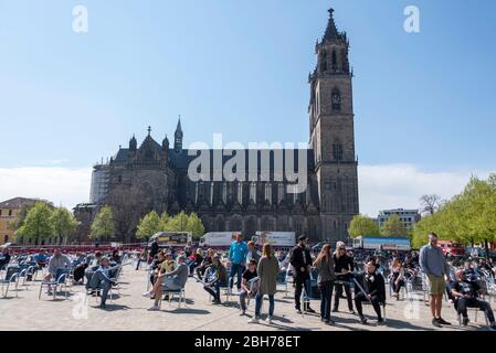 Deutschland, Magdeburg, 24. April 2020: In Magdeburg haben die Restaurantbesitzer 1000 Stühle auf dem Domplatz aufgestellt. Sie protestieren gegen die Abschaltung. Die Krise in Corona droht den Tod von Kneipen und Restaurants in Deutschland. Kredit: Mattis Kaminer/Alamy Live News Stockfoto