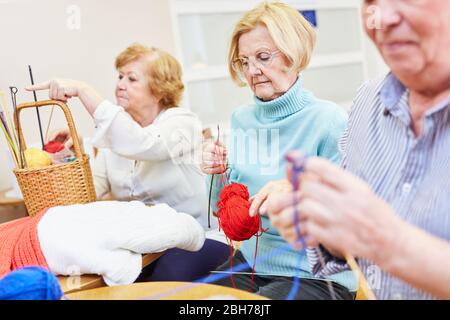 Gruppe von Senioren Häkeln zusammen in Senior Meeting oder Handwerk Kurs Stockfoto