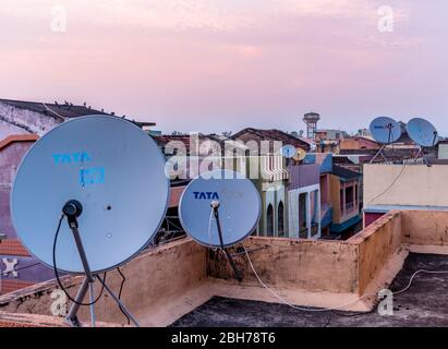 Nov 5, 2019 - Rajasthan, Indien - EIN Blick auf mehrere Tata Sky HD Satellitenschüssel auf Haus Terrasse Dach Stockfoto