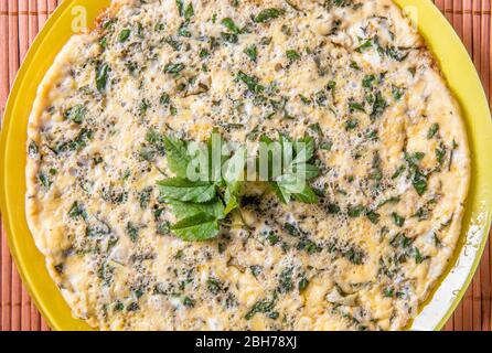 Omelette mit Stücken von Glätterblättern im Frühjahr. Aegopodium podagraria gemeinhin als Boden Holunder, Kraut gerard, Bischof Unkraut, Gicht Würze. Stockfoto