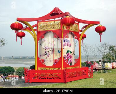KAOHSIUNG, TAIWAN -- 25. JANUAR 2020: Zur Feier des Chinesischen Jahres ist der buddhistische Komplex Fo Guang Shan mit einer großen Laterne mit tr Stockfoto