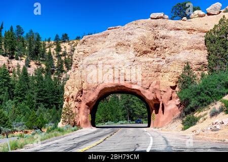 Tunnel Eingang des Red Canyon und Bryce Canyon. Roten Bogen am Eingang des Nationalparks befindet. Stockfoto