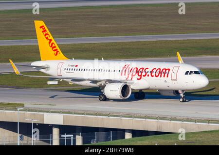 München, 26. Oktober 2019: Pegasus Airlines Airbus A320neo Flugzeug am Flughafen München (MUC) in Deutschland. Airbus ist ein europäischer Flugzeughersteller Stockfoto