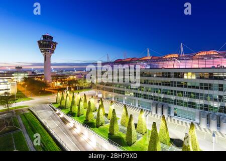 München, Deutschland – 26. Oktober 2019: München Airport Center MAC und Tower am Flughafen München (MUC) in Deutschland. Stockfoto