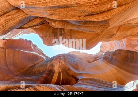 Schöne, weite Betrachtungswinkel von erstaunlichen Sandstein Felsformationen in berühmten Antelope Canyon, von unten nach oben in den Himmel. Stockfoto