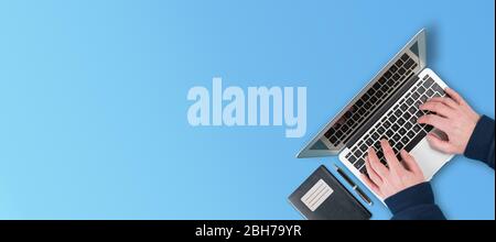 Ansicht der Person, die einen Laptop benutzt, auf blauem Hintergrund Stockfoto