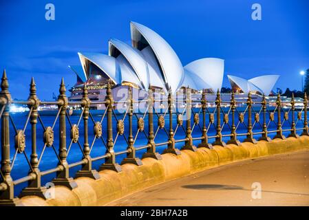 SYDNEY - 20. AUGUST 2018: Fantastische Nachtansicht des Sydney Opera House. Sydney zieht jährlich 20 Millionen Touristen an. Stockfoto