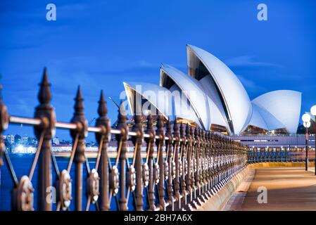 SYDNEY - 20. AUGUST 2018: Fantastische Nachtansicht des Sydney Opera House. Sydney zieht jährlich 20 Millionen Touristen an. Stockfoto