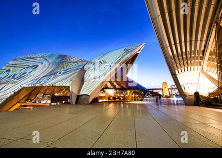 SYDNEY - 20. AUGUST 2018: Fantastische Nachtansicht der Sydney Opera House Lichtshow. Sydney zieht jährlich 20 Millionen Touristen an. Stockfoto