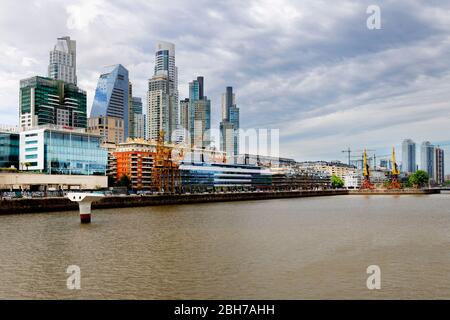 Blick über die Skyline der Stadt in Puerto Madero, Buenos Aires, Argentinien Stockfoto