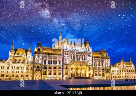 Erstaunliche Nacht Blick auf das ungarische Parlament in Budapest. Sternenklare Nacht über der Stadt. Stockfoto