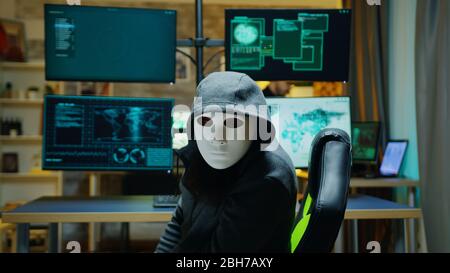 Maskierter Hacker trägt einen Hoodie, um seine Identität zu verbergen. Internet-Kriminelle. Stockfoto