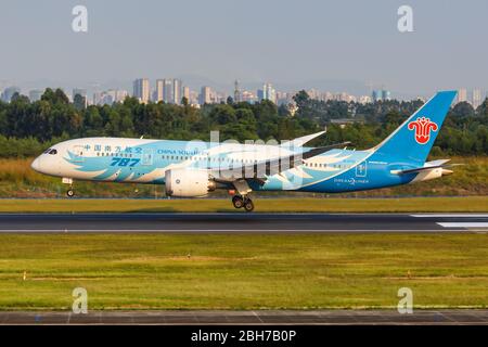 Chengdu, China – 22. September 2019: Boeing 787-8 Dreamliner von China Southern Airlines am Flughafen Chengdu (CTU) in China. Boeing ist ein Amerikaner Stockfoto