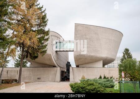 Banska Bystrica, Slowakei - 29. Oktober 2019: Museum Des Slovak National Uprising im Herbst. Betonkonstruktion in zwei Abschnitte unterteilt. Touristen um Stockfoto