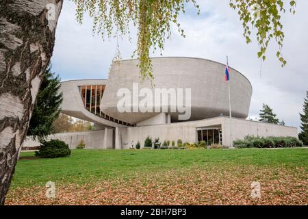 Banska Bystrica, Slowakei - 29. Oktober 2019: Museum Des Slovak National Uprising im Herbst. Betonkonstruktion in zwei Abschnitte unterteilt. Touristen um Stockfoto