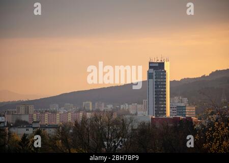 Banska Bystrica, Slowakei - 30. Oktober 2019: Schöner Herbstuntergang mit orangefarbenem Himmel über Raddan - Teil von Banska Bystrica. Stockfoto