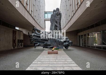 Banska Bystrica, Slowakei - 29. Oktober 2019: Museum Des Slovak National Uprising. Betonkonstruktion in zwei Abschnitte unterteilt. Touristenattraktion. Stockfoto