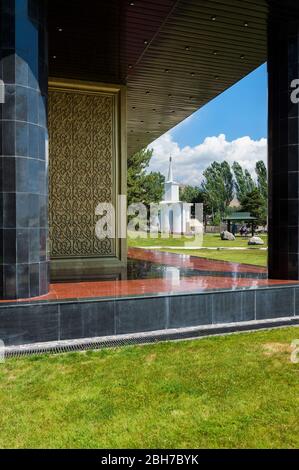 Kapelle gesehen durch Chinghiz Aitmatov Memorial, Kulturzentrum Ruh Ordo benannt nach berühmten kirgisische Schriftsteller Chinghiz Aitmatov, Issyk Kul See, Cholpon Stockfoto