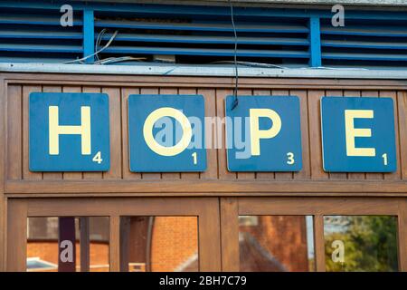 Windsor, Berkshire, Großbritannien. April 2020. Hope Schriftzug vor dem Hope Pub in Windsor während der Coronavirus Pandemic Lockdown. Kredit: Maureen McLean/Alamy Live News Stockfoto