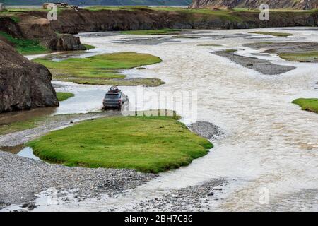 Allradantrieb, die einen Fluß überquert, Kurumduk Tal, Provinz Naryn, Kirgisistan, Zentralasien Stockfoto