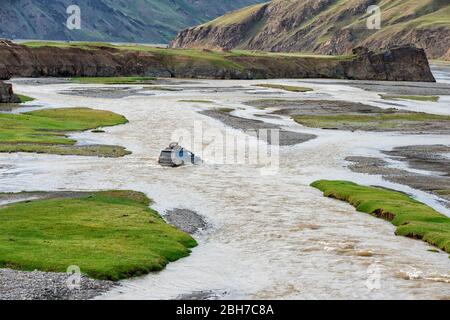 Allradantrieb, die einen Fluß überquert, Kurumduk Tal, Provinz Naryn, Kirgisistan, Zentralasien Stockfoto