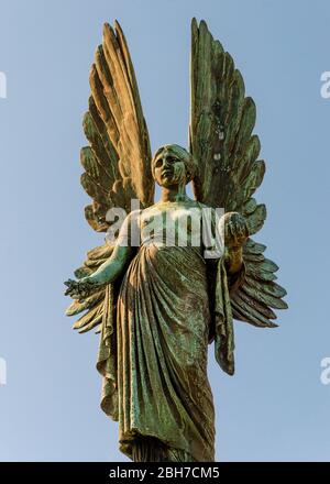 Das Denkmal des Königs Edward VII. Die Statue des Friedensstifters in den Parade Gardens an einem klaren und sonnigen Frühlingsmorgen in Bath, Somerset, Großbritannien Stockfoto