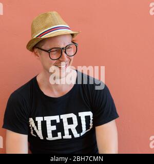 Porträt von gestressten jungen Nerd Tourist Mann weinend Stockfoto