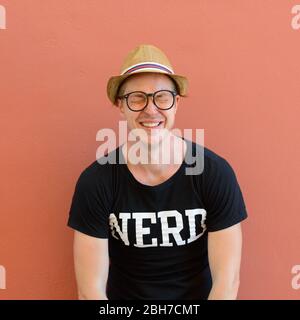 Porträt von gestressten jungen Nerd Tourist Mann weinend Stockfoto