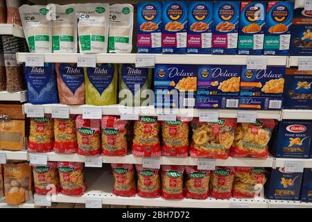 Dubai UAE Dezember 2019 - Auswahl an italienischen Pasta in den Regalen in einem Supermarkt. Pasta Gang mit Regalen in einem Supermarkt. Niemand. Stockfoto