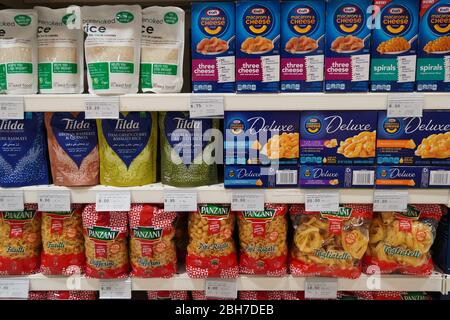 Dubai UAE Dezember 2019 - Auswahl an italienischen Pasta in den Regalen in einem Supermarkt. Pasta Gang mit Regalen in einem Supermarkt. Niemand. Stockfoto