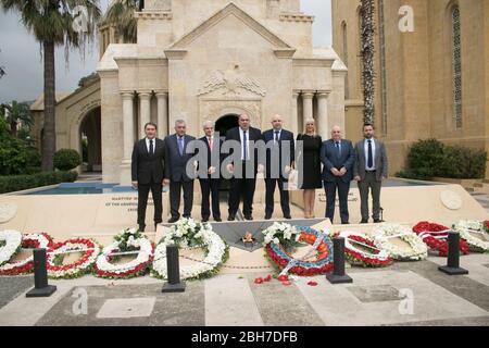 Beirut, Libanon. 24. April 2020. Lokale Politiker und Würdenträger besuchen eine Kranzniederlegung am Gedenktag des armenischen Völkermordes, um an die 1.5 Millionen ethnischen Armenier zu erinnern, die in der Türkei zur Zeit des Osmanischen Reiches im Jahr 1915 ermordet wurden. Die Türkei lehnt jede Verantwortung ab und hat immer bestritten, dass die Morde Völkermord waren. Kredit: amer Ghazzal/Alamy Live News Stockfoto