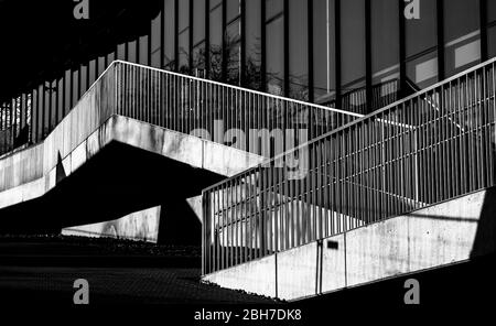 Abstrakte moderne Architektur in schwarz-weiß, Fragment Foto, schwarz-weiß Foto, Architektur Details in schwarz-weiß, Linien und Schatten, di Stockfoto