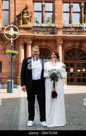 Dortmund, 24. April 2020: Hochzeit in Corona Times. Ein Paar heiratete am 24. April. Vor dem Standesamt gratulierten Familienangehörige und Freunde ihnen im angemessenen Sicherheitsabstand. Stockfoto