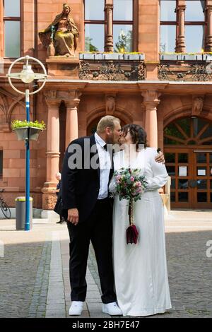 Dortmund, 24. April 2020: Hochzeit in Corona Times. Ein Paar heiratete am 24. April. Vor dem Standesamt gratulierten Familienangehörige und Freunde ihnen im angemessenen Sicherheitsabstand. Stockfoto