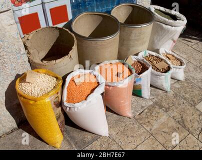 Kashan, IRAN - 6. märz 2019: Verschiedene Gewürze in einem Geschäft im Bazaar in Kashan, Iran. Gewürzmarkt im Iran Stockfoto