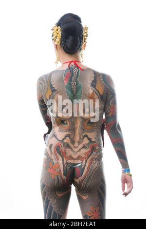 Eine asiatische Frau mit Ganzkörper-Tattoo, im japanischen Stil auf der 12. London Tattoo Convention 2016, Tobacco Dock, 50 Porters Walk, London, UK. Stockfoto