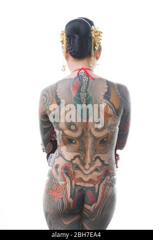 Eine asiatische Frau mit Ganzkörper-Tattoo, im japanischen Stil auf der 12. London Tattoo Convention 2016, Tobacco Dock, 50 Porters Walk, London, UK. Stockfoto