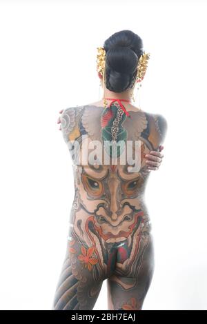 Eine asiatische Frau mit Ganzkörper-Tattoo, im japanischen Stil auf der 12. London Tattoo Convention 2016, Tobacco Dock, 50 Porters Walk, London, UK. Stockfoto