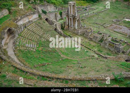 Volterra, Toskana/Italien; September 15 2017: Römische Ruinen von Volterra, mit grüner Vegetation, Luftaufnahme Stockfoto