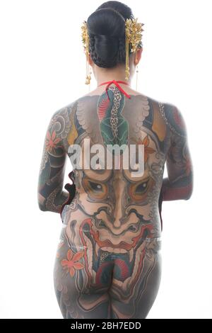 Eine asiatische Frau mit Ganzkörper-Tattoo, im japanischen Stil auf der 12. London Tattoo Convention 2016, Tobacco Dock, 50 Porters Walk, London, UK. Stockfoto