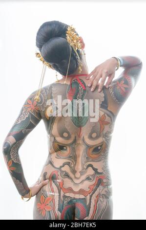 Eine asiatische Frau mit Ganzkörper-Tattoo, im japanischen Stil auf der 12. London Tattoo Convention 2016, Tobacco Dock, 50 Porters Walk, London, UK. Stockfoto