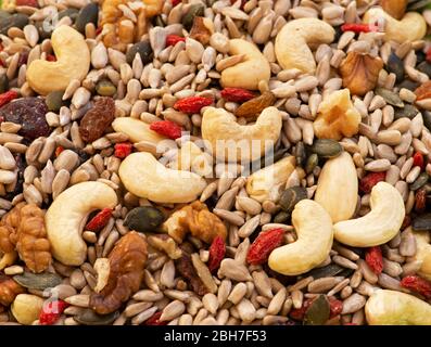 Mischung aus verschiedenen Nüssen, Samen und Rosinen aus nächster Nähe. Konzept: Gesunde Ernährung, Super-Lebensmittel. Stockfoto