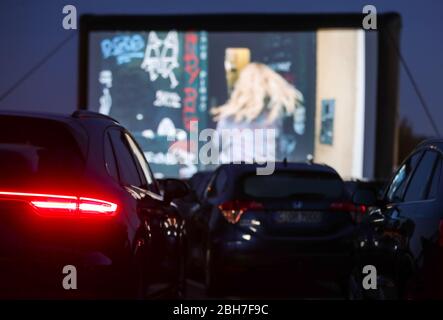 Chemnitz, Deutschland. April 2020. Besucher sehen sich die "Kangaroo Chronicles" im Drive-in-Kino in Chemnitz an. Zum ersten Mal seit Beginn der Kontaktbeschränkungen gibt es in der Stadt ein Kino. Bis zu 230 Fahrzeuge können auf dem Platz vor dem 200 Quadratmeter Bildschirm oder der 50 Quadratmeter LED Wand parken. Bis zum 25. Juni gibt es jeden Tag um 17 Uhr einen Kinder- und Familienfilm und das Abendprogramm um 20 Uhr. Freitags und samstags gibt es ab 23:00 Uhr einen Mitternachtsfilm. Quelle: Jan Woitas/dpa-Zentralbild/dpa/Alamy Live News Stockfoto