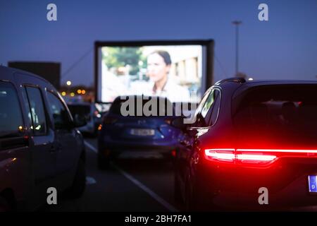 Chemnitz, Deutschland. April 2020. Besucher sehen sich die "Kangaroo Chronicles" im Drive-in-Kino in Chemnitz an. Zum ersten Mal seit Beginn der Kontaktbeschränkungen gibt es in der Stadt ein Kino. Bis zu 230 Fahrzeuge können auf dem Platz vor dem 200 Quadratmeter Bildschirm oder der 50 Quadratmeter LED Wand parken. Bis zum 25. Juni gibt es jeden Tag um 17 Uhr einen Kinder- und Familienfilm und das Abendprogramm um 20 Uhr. Freitags und samstags gibt es ab 23:00 Uhr einen Mitternachtsfilm. Quelle: Jan Woitas/dpa-Zentralbild/dpa/Alamy Live News Stockfoto
