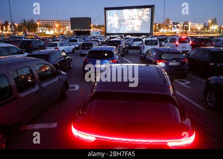 Chemnitz, Deutschland. April 2020. Besucher sehen sich die "Kangaroo Chronicles" im Drive-in-Kino in Chemnitz an. Zum ersten Mal seit Beginn der Kontaktbeschränkungen gibt es in der Stadt ein Kino. Bis zu 230 Fahrzeuge können auf dem Platz vor dem 200 Quadratmeter Bildschirm oder der 50 Quadratmeter LED Wand parken. Bis zum 25. Juni gibt es jeden Tag um 17 Uhr einen Kinder- und Familienfilm und das Abendprogramm um 20 Uhr. Freitags und samstags gibt es ab 23:00 Uhr einen Mitternachtsfilm. Quelle: Jan Woitas/dpa-Zentralbild/dpa/Alamy Live News Stockfoto